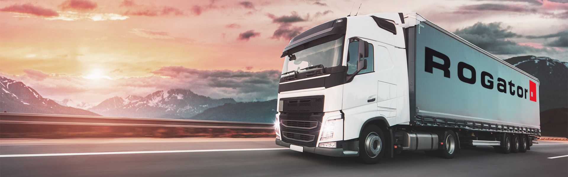 Rogator-Roadshow 2021 Truck auf Straße Sonnenuntergang