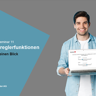Ein Mann hält einen Laptop in der Hand und lacht in die Kamera