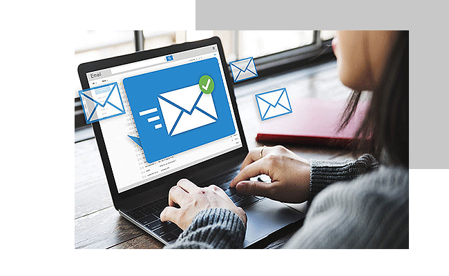 Eine Frau stellt mit dem RogMessenger an ihrem Laptop eine automatisierte Teilnahme-E-Mail ein.