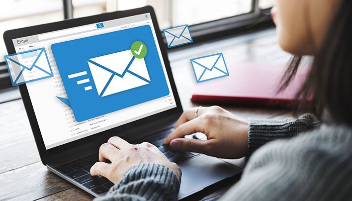 Eine Frau stellt mit dem RogMessenger an ihrem Laptop eine automatiserte