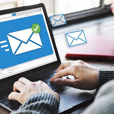 Eine Frau stellt mit dem RogMessenger an ihrem Laptop eine automatiserte