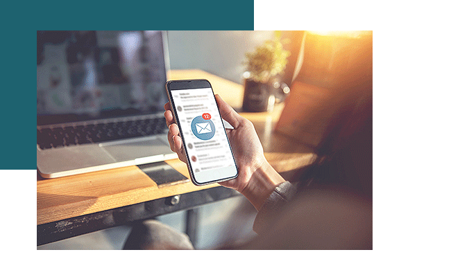 Eine Frau erhält mit dem RogMessenger eine automatisierte Einladungsmail zur Teilnahme an einer Umfrage.