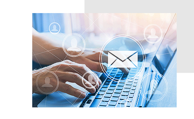 Mit dem RogMessenger automatisiert Befragungsteilnehmer einladen. Ein Mann tippt an seinem Laptop eine E-Mail Einladung.