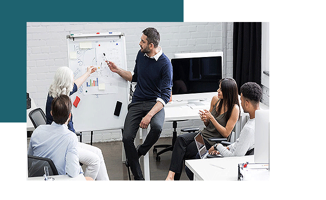 Schnittstellenanbindung muss gut überlegt sein. Ein Team überlegt an einem Whiteboard, wie sie Prozesse am besten verknüpfen.