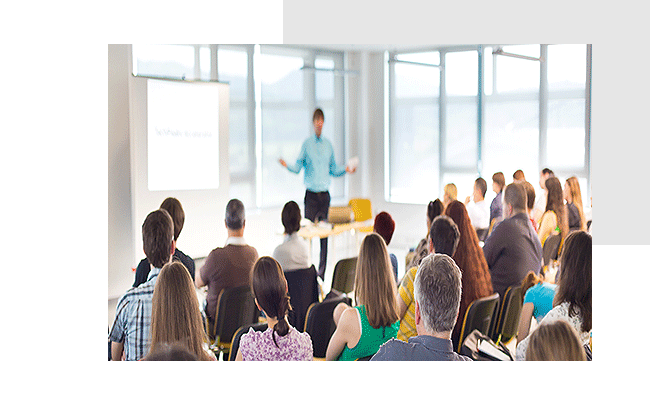 Ein Experte gibt gerade eine Software-Schulung.