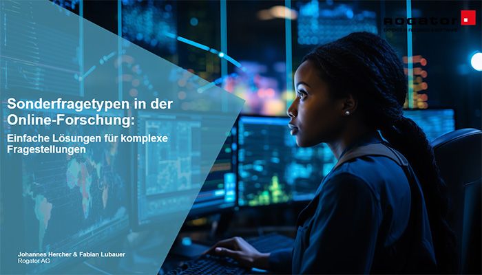 Eine Frau schaut auf mehrere Bildschirme und programmiert Sonderfragetypen.