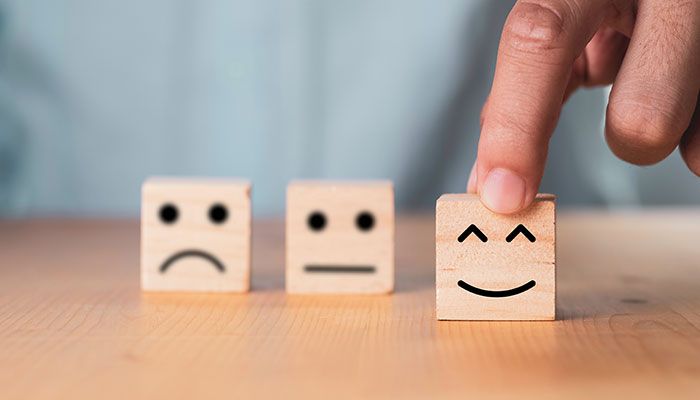 Fragebogen Sonderprogrammierung für glückliche Kunden. Drei Holzwürfel mit
