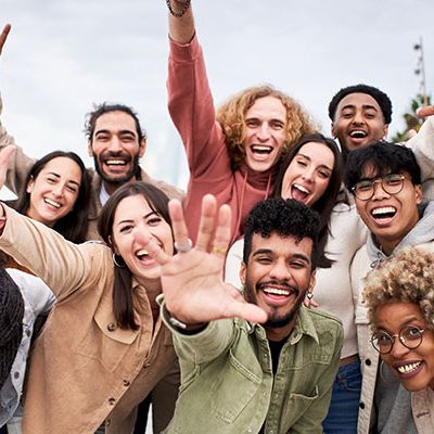 Das Verbraucherpanel enthüllt hochzufriedene Kundengruppe, die Produkte gerne weiterempfiehlt. Eine Gruppe Konsumenten lacht in die Kamera.
