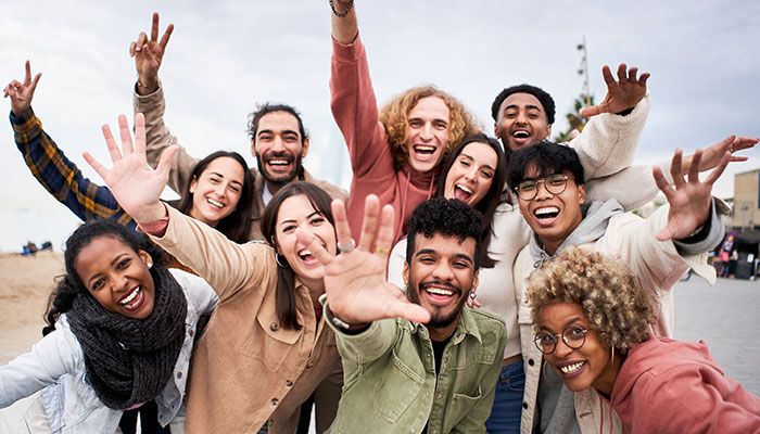 Das Verbraucherpanel enthüllt hochzufriedene Kundengruppe, die Produkte gerne weiterempfiehlt. Eine Gruppe Konsumenten lacht in die Kamera.