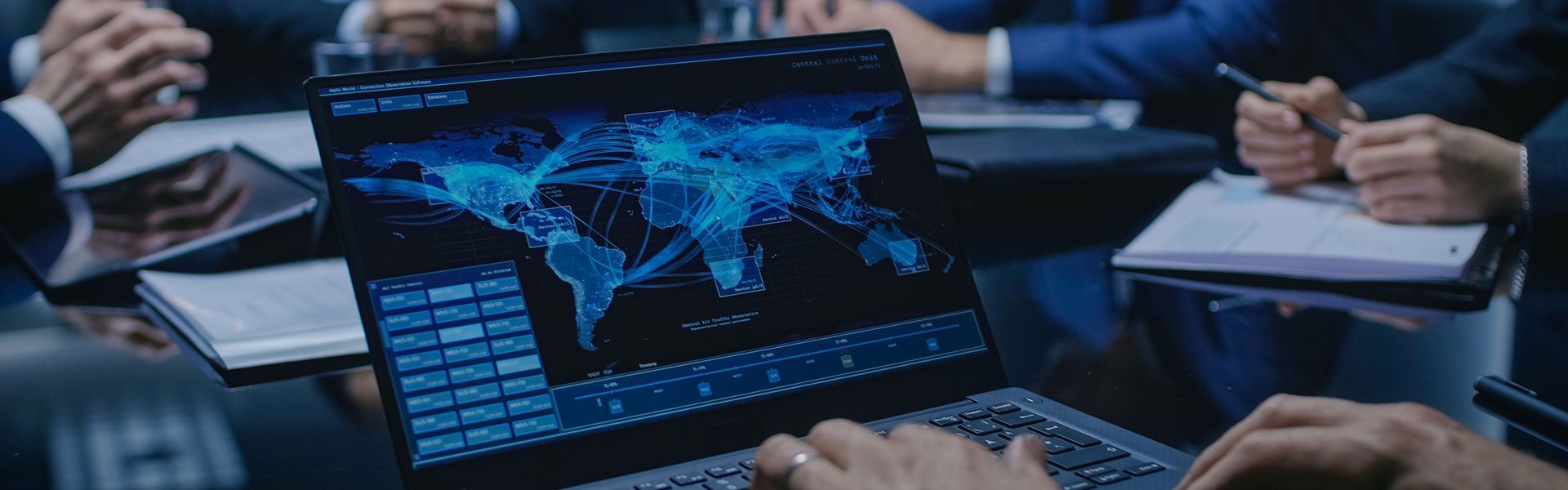 Mann programmiert Sonderfragetypen in einem Laptop.