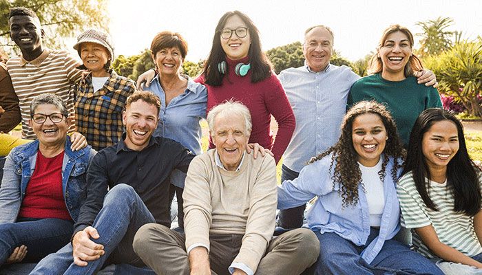 Auf dem Bild sind elf unterschiedliche Menschen unterschiedlichen Alters und Herkunft zu sehen. Diese sind wichtig für die erfolgreiche Panelstrategie.
