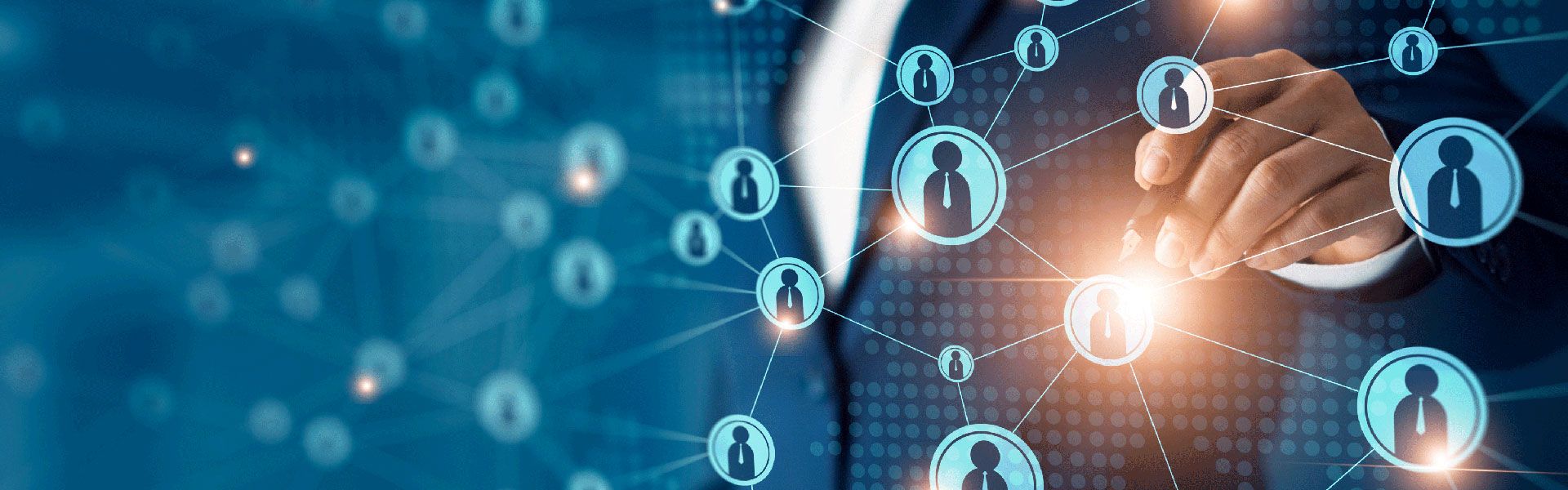 Eine Hand verbindet verschiedene Icons, die Personen darstellen für eine erfolgreiche Panelstrategie.