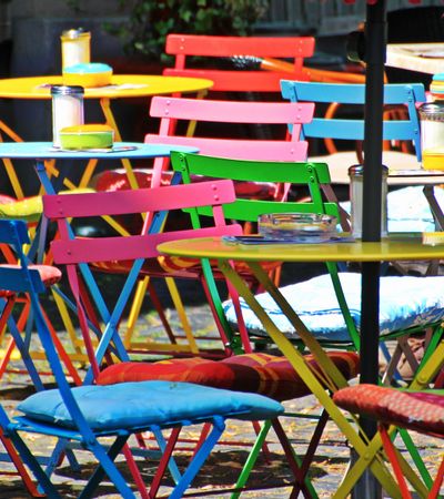 Fragebogenprogrammierung verschiedenfarbige Stühle