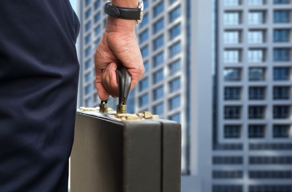 Fuehrungskraeftefeedback Mann mit Aktenkoffer