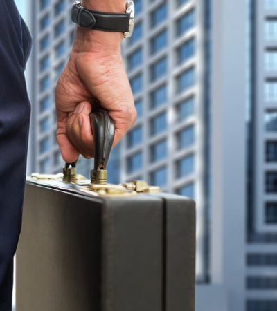 Fuehrungskraeftefeedback Mann mit Aktenkoffer