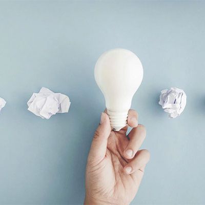 Person mit Gluehbirne