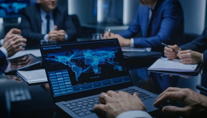 Eine Person wertet ein internationales Mitarbeiterfeedback am Computer aus.