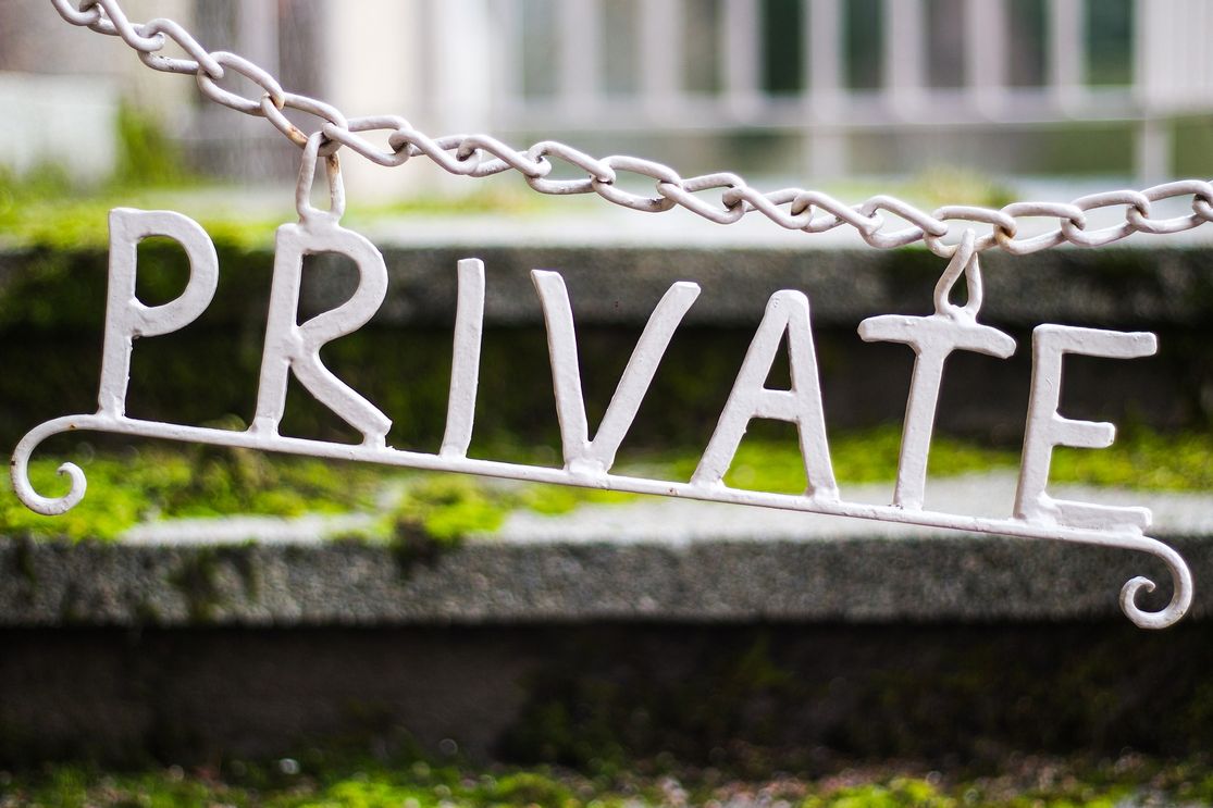 Anonymitaet und Datenschutz "Private" Schriftzug