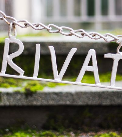 Anonymitaet und Datenschutz "Private" Schriftzug