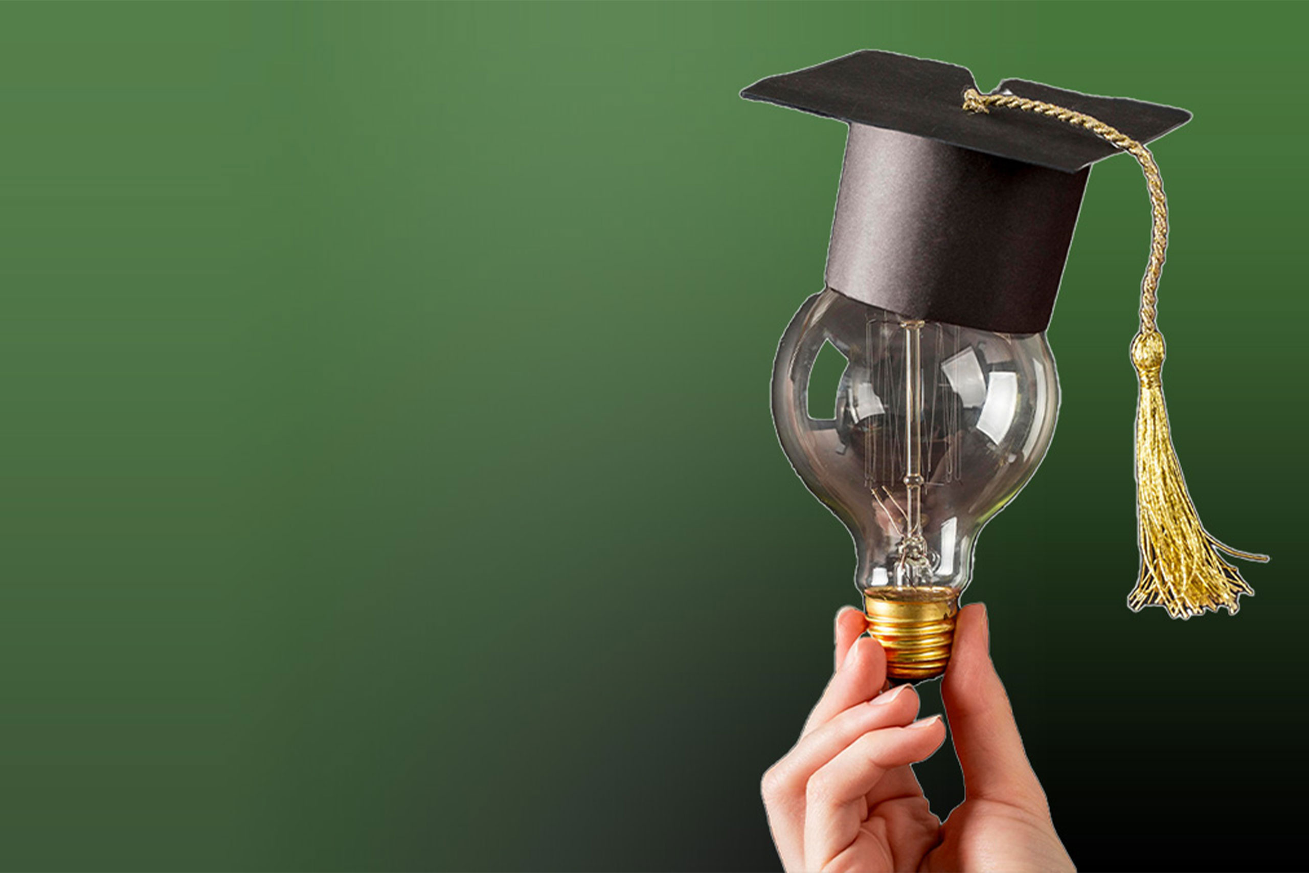 Person hält Glühbirne mit Doktorhut darauf hoch - steht für Bildungsengagment im Rahmen sozialer Nachhaltigkeit