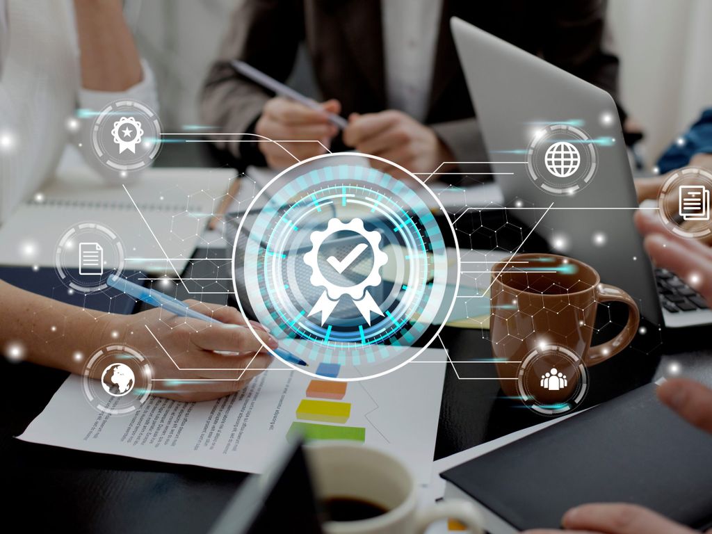 Geschäftsleute sitzen an Tisch und nehmen Validierung vor, die auch für die Wirkungsmessung von Nachaltigkeitsmaßnahmen wichtig ist