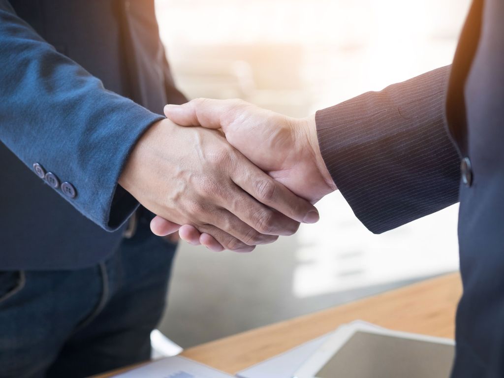Zwei Geschäftsmänner schütteln sich die Hand und besiegeln damit ihre nachhaltige Partnerschaft