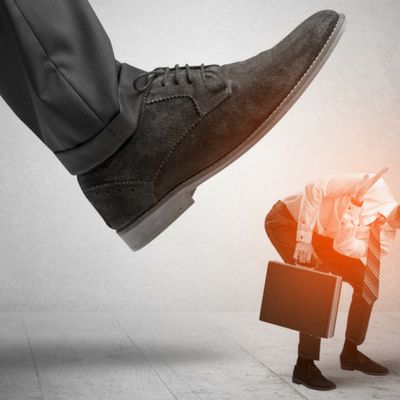 Ein Überdimensionaler Fuß deutet an auf einen Mann im Anzug zu treten. Bildlich steht das dafür, dass nicht rechtzeitig ein 360-Grad-Feedback eingeholt wurde.