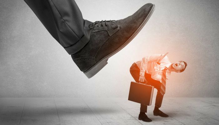 Ein Überdimensionaler Fuß deutet an auf einen Mann im Anzug zu treten. Bildlich steht das dafür, dass nicht rechtzeitig ein 360-Grad-Feedback eingeholt wurde.