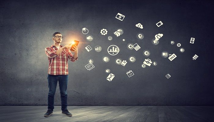 Mann am Handy mit Icons auf rechter Seite, Panel-Apps