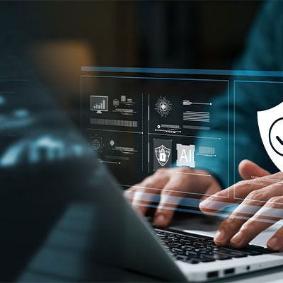 Anonyme Umfragen als Mittel des Datenschutzes: Ein Mann macht eine anonyme Umfrage an einem PC.