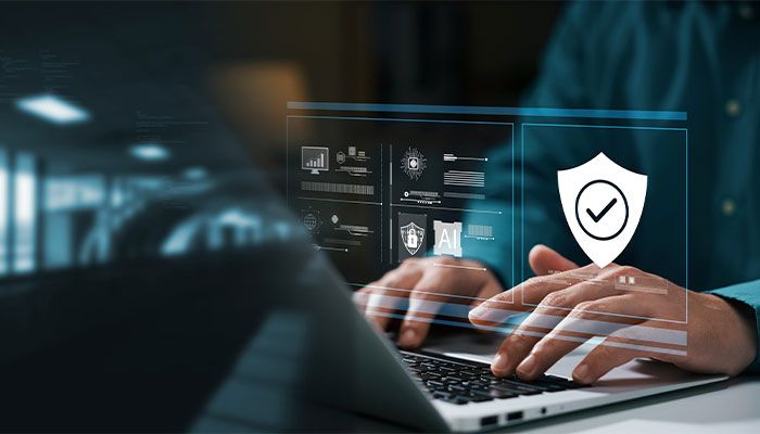 Anonyme Umfragen als Mittel des Datenschutzes: Ein Mann macht eine anonyme Umfrage an einem PC.