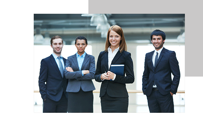 Eine Gruppe von vier Personen zeigt erfolgreiche Arbeitgeberattraktivität.