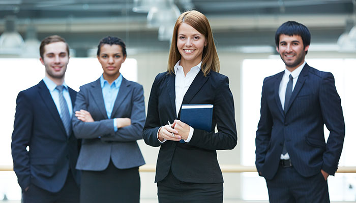 Eine Gruppe von vier Personen zeigt erfolgreiche Arbeitgeberattraktivität.