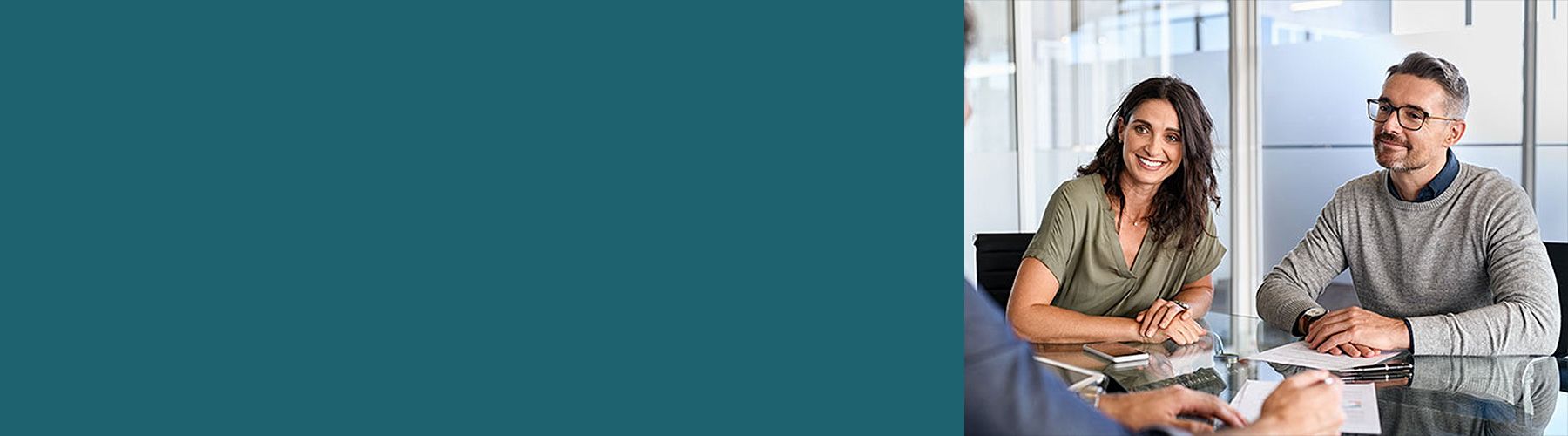 Eine Frau und ein Mann beraten einen Kunden zum Thema B2B-Umfrage.