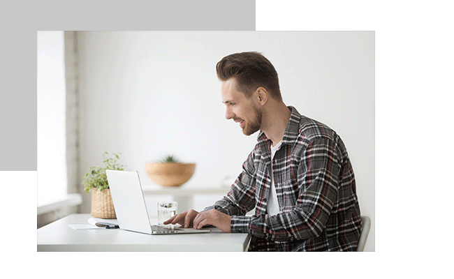 Ein Mann analysiert am Laptop das B2C-Kundenfeedback.