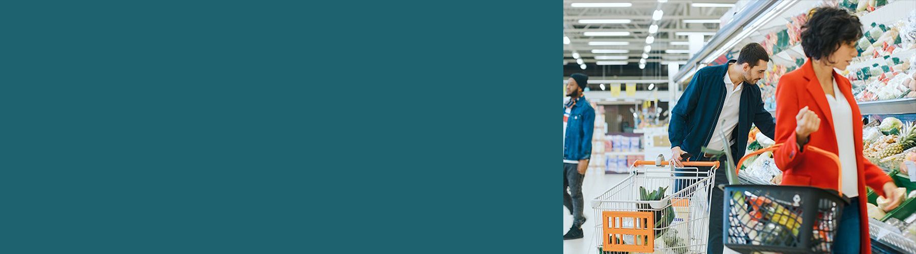 Menschen im Supermarkt suchen Lebensmittel, um anschließend B2C-Kundenfeedback abzugeben.