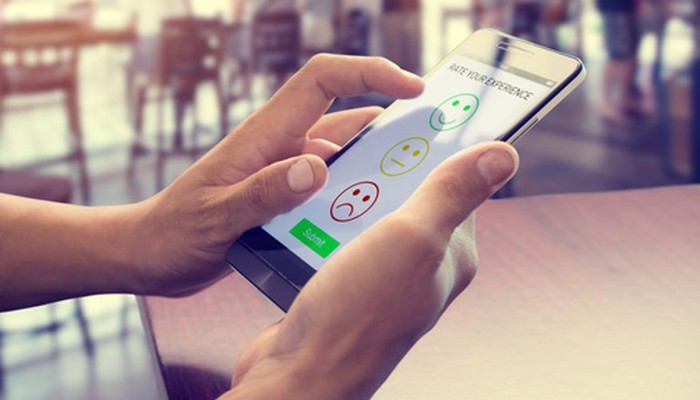 Per Handy kann Feedback gegeben werden, aus dem man den CSAT ermitteln kann.