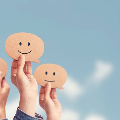 Drei Hände halten Karten in die Luft, da Sie Card Sorting in Ihrem Projekt machen.