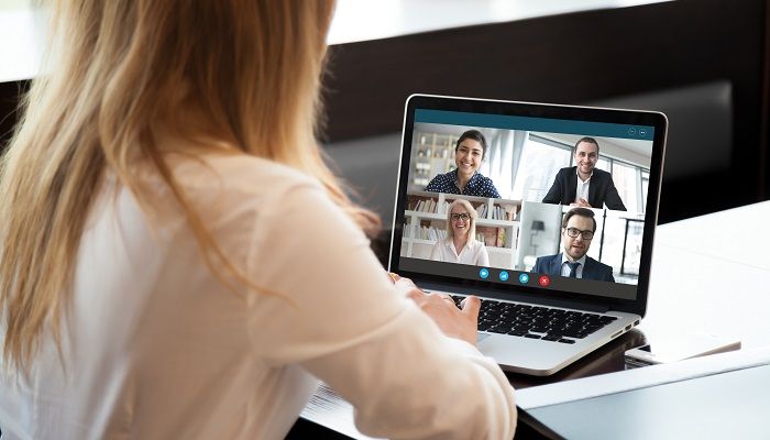 Ein Team bespricht Chancengleichheit in einer Videokonferenz.