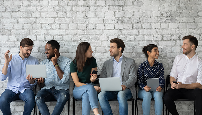Eine Gruppe unterhält sich auf Stühlen über Chancengleichheit.