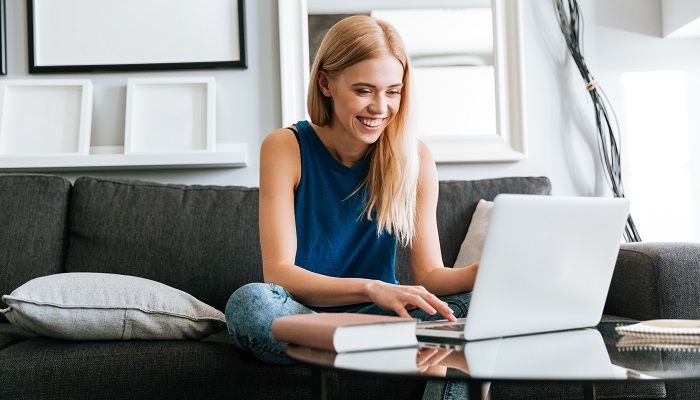 Eine Frau spricht am Laptop über Chancengleichheit.