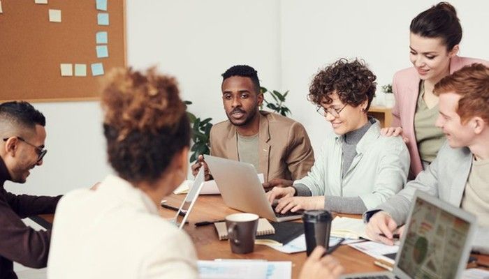 Ein Team bespricht Chancengleichheit.