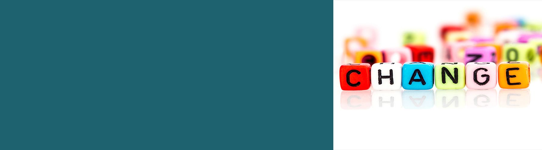 Ein paar bunte Würfel liegen nebeneinander und ergeben das Wort Change Management.