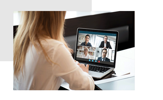 Ein Team bespricht die neue Community-Software in einer Videokonferenz.