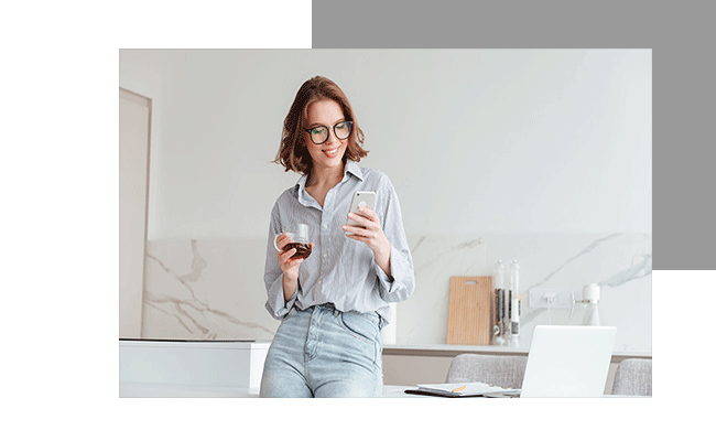 Eine Frau programmiert am Handy eine Community-Software.