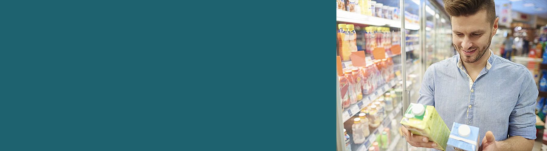 Ein Mann entscheidet sich vor einem Kühlregal zwischen zwei Milchprodukten, ein Verhalten welches im Rahmen der Forschung zur Markenbekanntheit beobachtet wird.