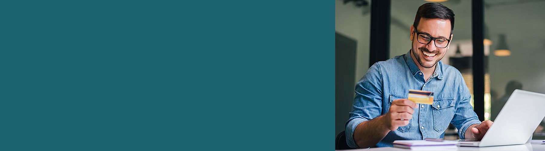 Mit dem Customer Effort Score den Kundenaufwand messen. Ein Man hält eine Kreditkarte in der Hand, während er online etwas bestellt.