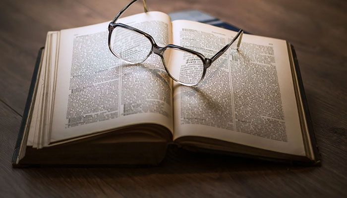 Wie Bücher eine Geschichte erzählen, erzählt der Customer Effort Score von dem Kundenaufwand.