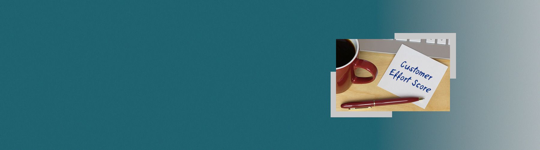 Es liegt ein Zettel auf dem Schreibtisch auf dem Customer Effort Score steht.