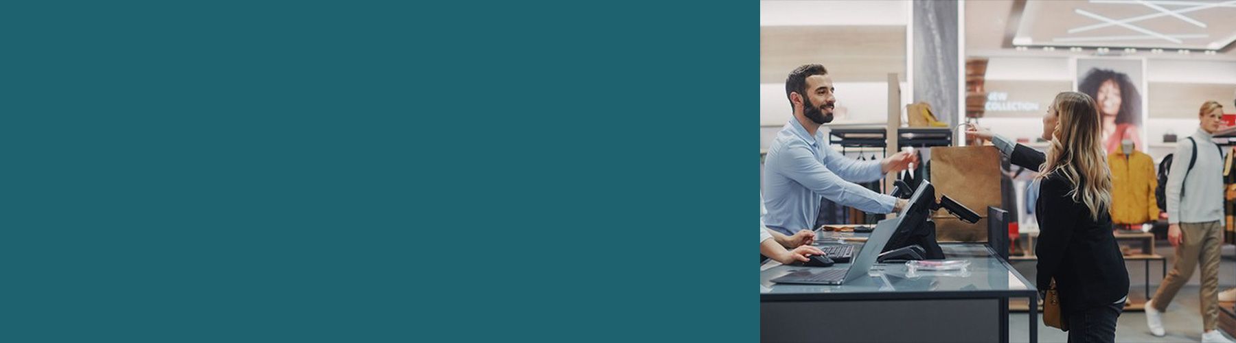 Eine Kundin kauft als Teil der Customer Journey im Laden ein.